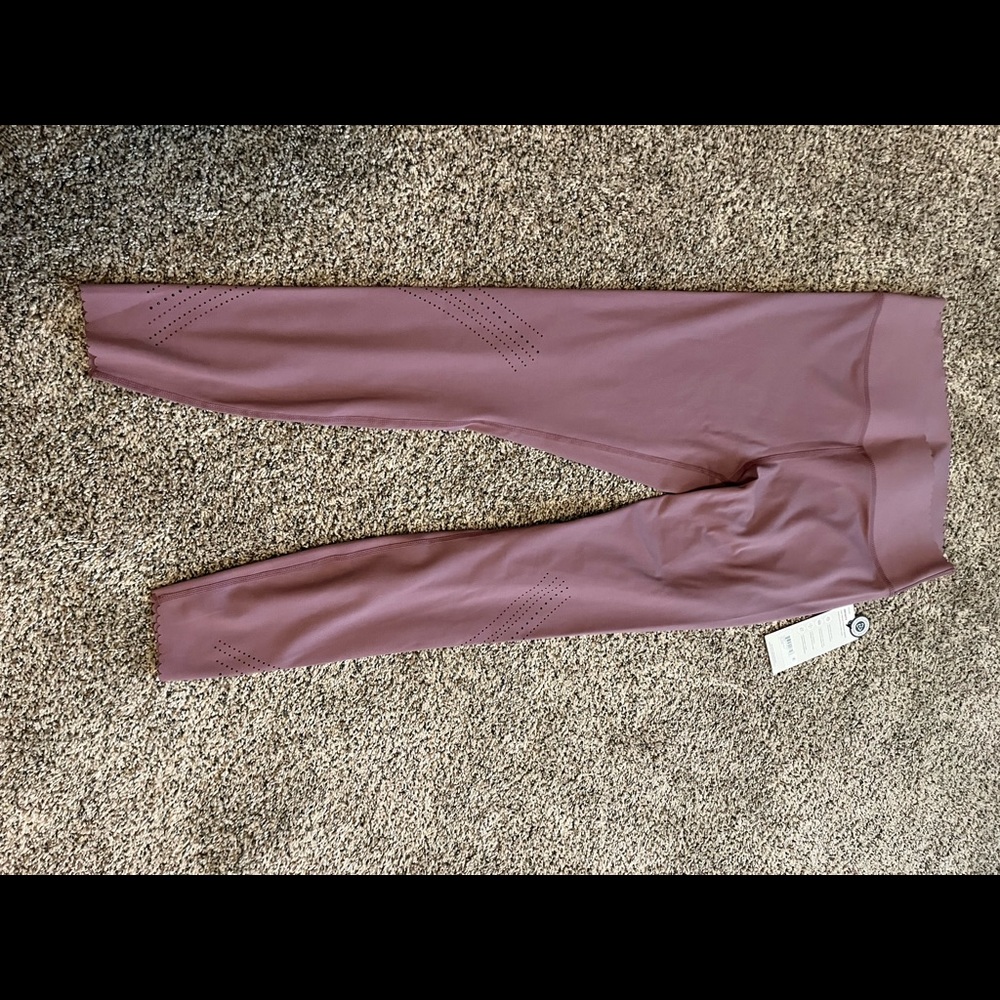 Women’s small 7/8 leggings, high rise, light dusty purple color and fun details!
